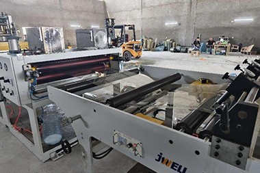 Digər böyük tutumlu PET təbəqə ekstruziya maşını müştərinin fabrikinə endi